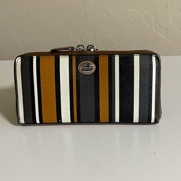 COACH WALLET & WRISTLET - Picture 2 of 8